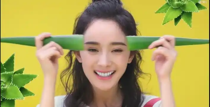 杨幂下牙只有6颗一笑没有后槽牙真假 是为了脸型拔牙了吗