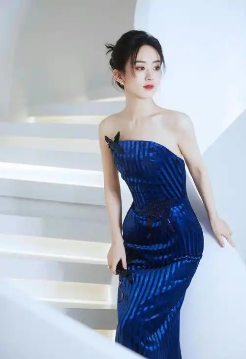 赵丽颖穿宝石蓝条纹曳地长裙拍写真大片,优雅大气时尚|裙子|连衣裙