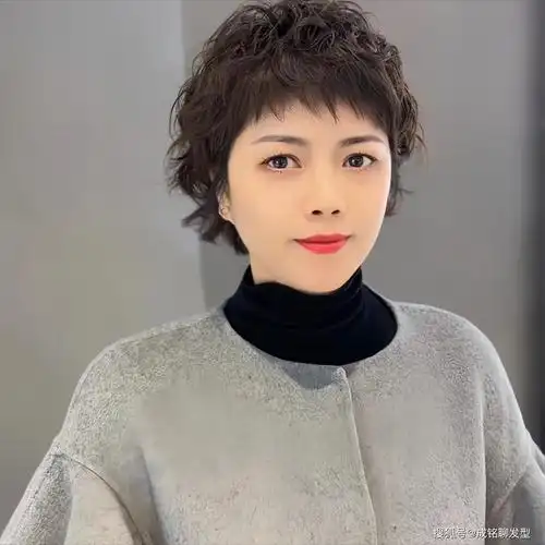 短发,定位烫也是不错的选择,因为头发长度有限,采用发根定位烫的烫发