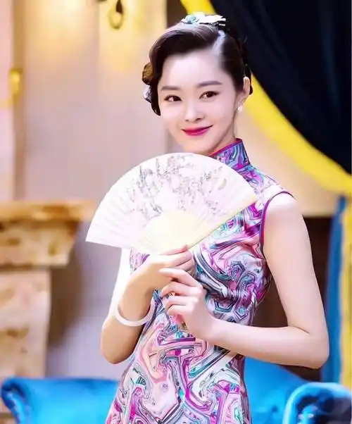 宋轶旗袍造型真是绝绝子,配上翡翠手镯更是没得说_白冰_颜色_玲珑