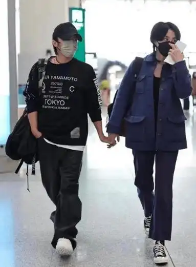 王菲肚子凸起被猜怀孕,谢霆锋43岁生日低调秀恩爱,飞北京庆生被偶遇