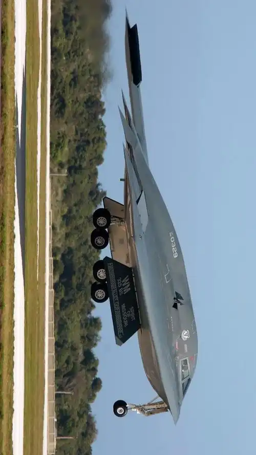 b2战略突防隐身轰炸机