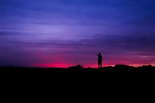 晚霞回老家一趟刚好遇见很漂亮的太阳下山我侄子配合我拍了几张