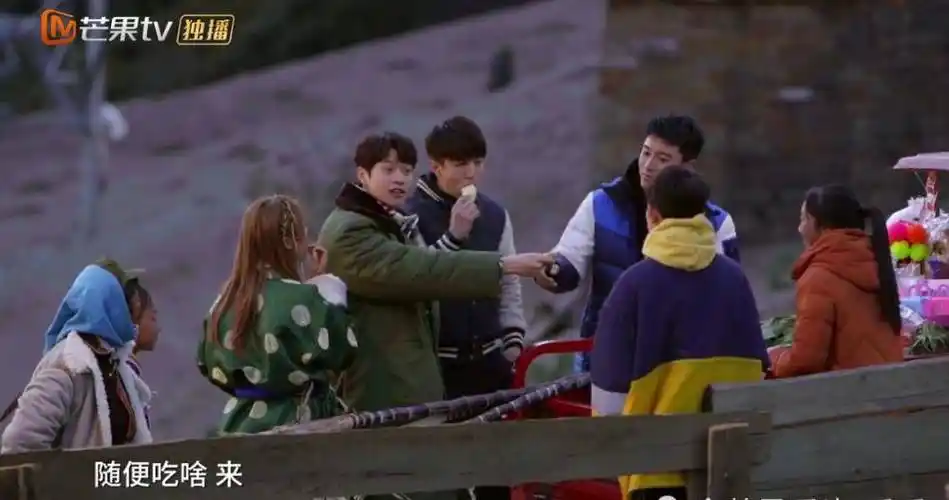 在高原上,贾乃亮,杨超越他们吃的都是面食,外加牛肉干和猪肉干,对于