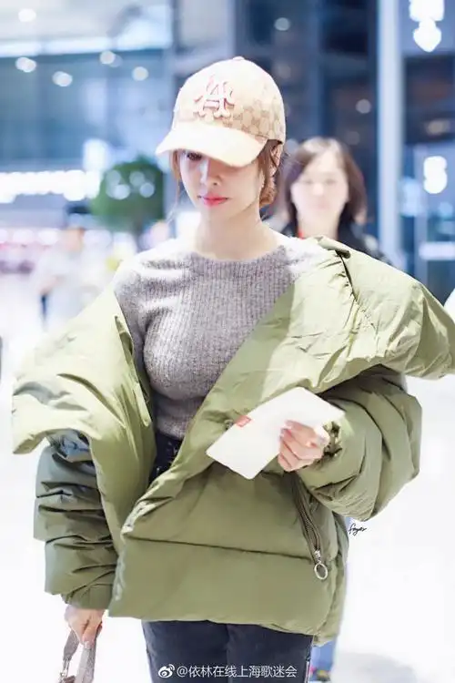 组图:蔡依林紧身毛衣现身机场笑容亲切 宽大外套难掩傲人上围