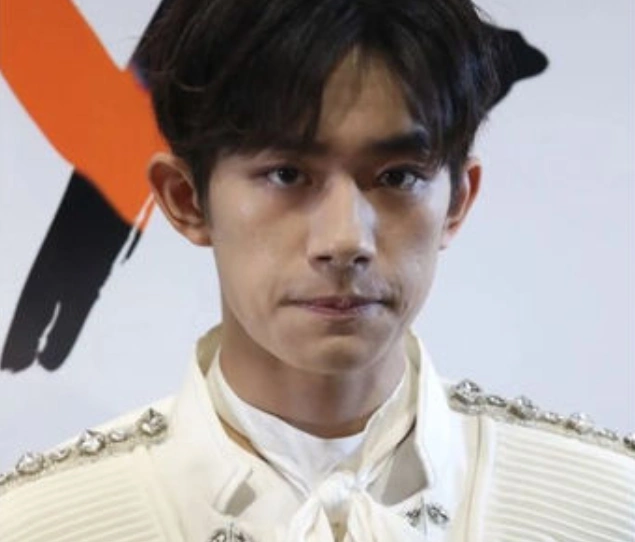 易烊千玺生图被疯传,无美颜下皮肤坑坑洼洼,粉丝差点以为看错了