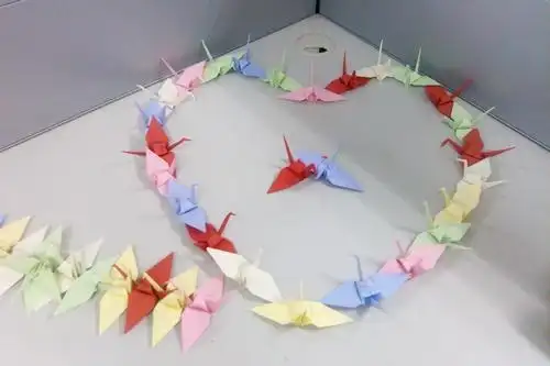 同事们利用休息时间精心折的千纸鹤为杨呆祈福员工们在叠制的一千只