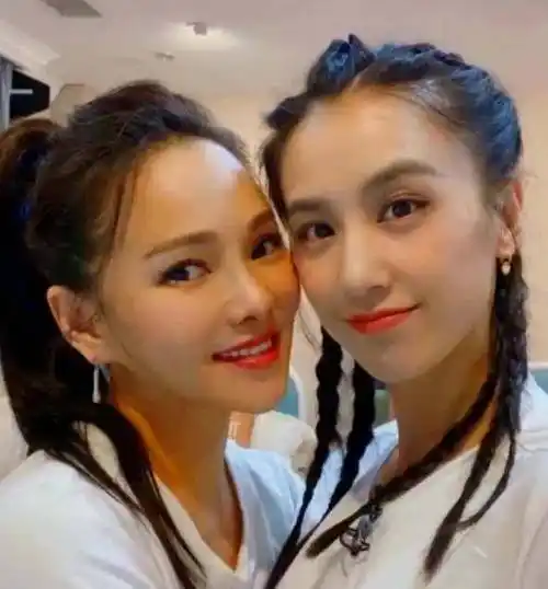 别的姐姐都在专心比赛,只有张萌不忘初心,目前已签约金晨_万茜_节目