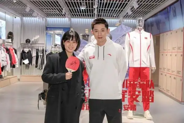 张继科与现场观众互动并合影