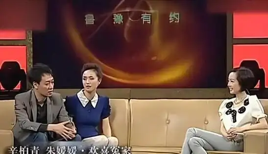 辛柏青一家4口在澳洲被偶遇妻子朱媛媛骨相绝佳49岁依旧漂亮