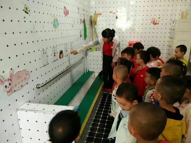 【银川市丽水幼儿园*生动课程体系】小班健康活动《我要上厕所》