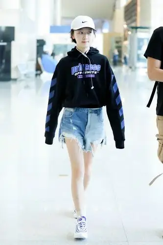 周冬雨也瘦成纸片人穿牛仔夹克搭白纱裙忒显小网友有16岁