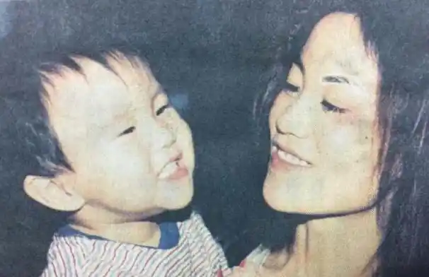 王菲看窦靖童的眼神太有母爱了![得意]