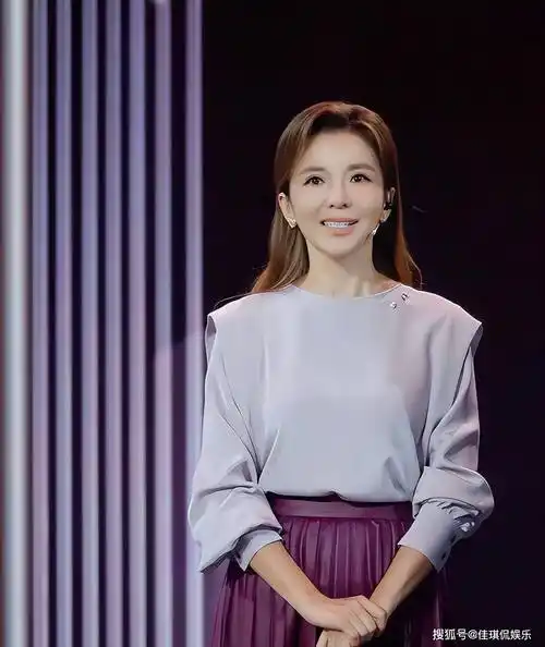 50岁朱迅近照曝光,越来越像倪萍!