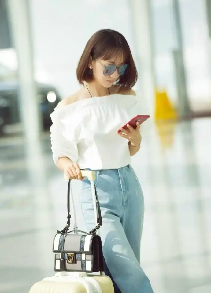 杨蓉一字肩配牛仔裤现身 休闲时髦性感妩媚