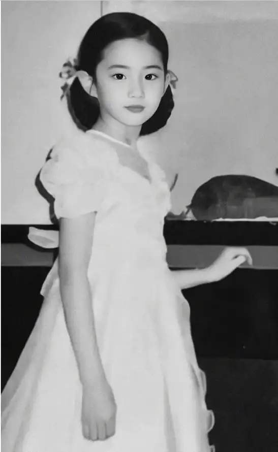 刘亦菲童年照合集从小美到大是种怎样的体验神仙姐姐来告诉你