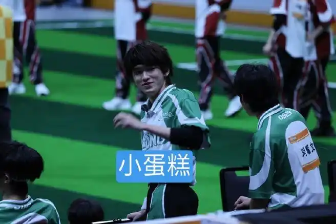 宋亚轩超话#宋亚轩 海胆头#  老公和我比心啊啊啊啊@时代少年团