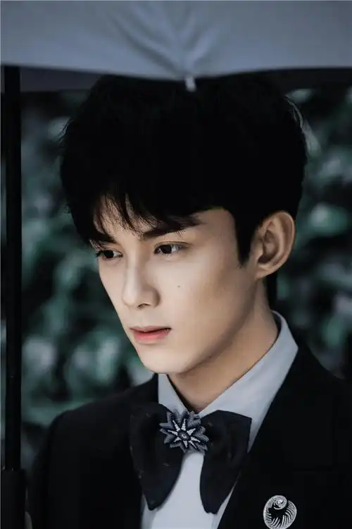 以至于网友开始惊叹吴磊的长高速度现在百度百科上写着吴磊已经有182