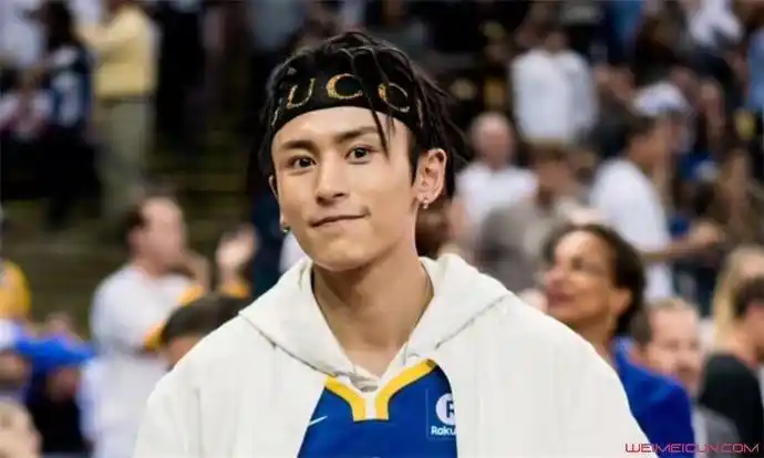 《怎么会爱上你》而出道,随后,也参加了《家有好男儿2》并夺冠,张哲瀚