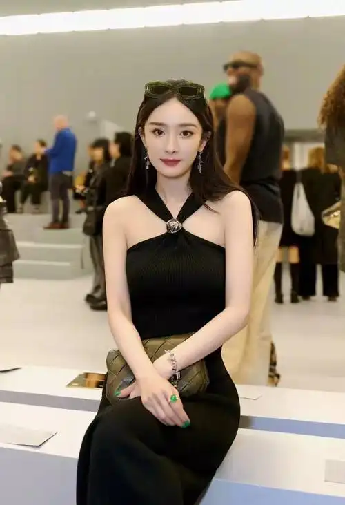 慌慌张张,angelababy杨颖连夜飞回上海!评论区沦陷