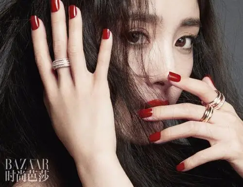 杨幂《时尚芭莎》六月上封面大片