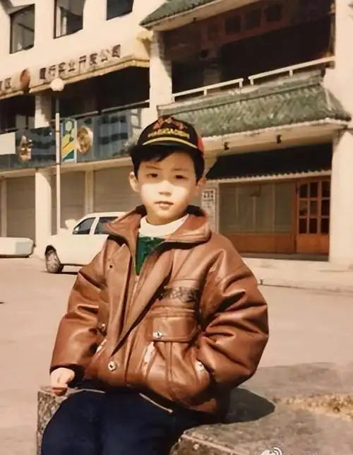 微博图片来源:微博90后男明星老照片7:白敬亭白敬亭小时候照片曝光后
