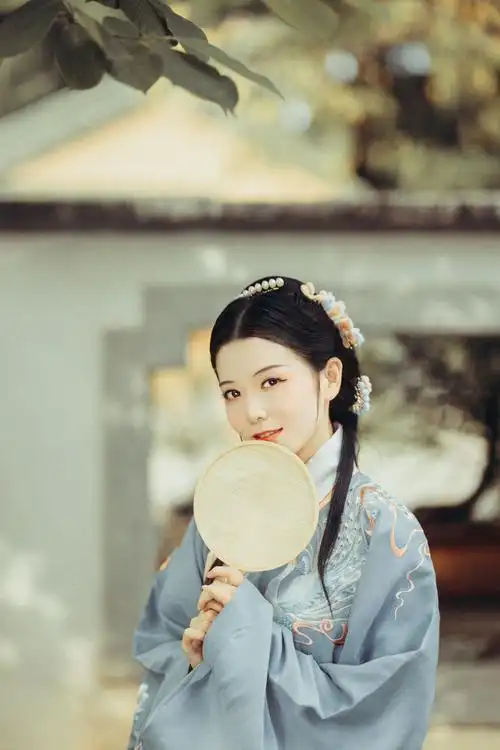 拍摄时,还需要引导模特摆出具有古风的造型.