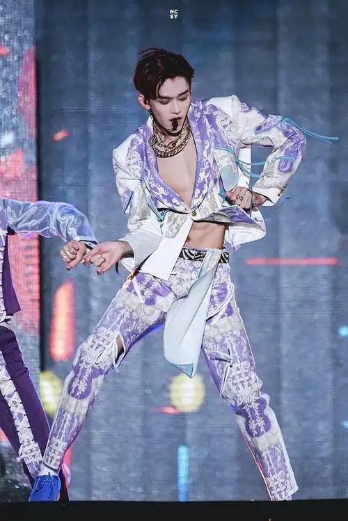 泪目黄旭熙居然能穿上这么正常的衣服了已变成cody吐槽楼