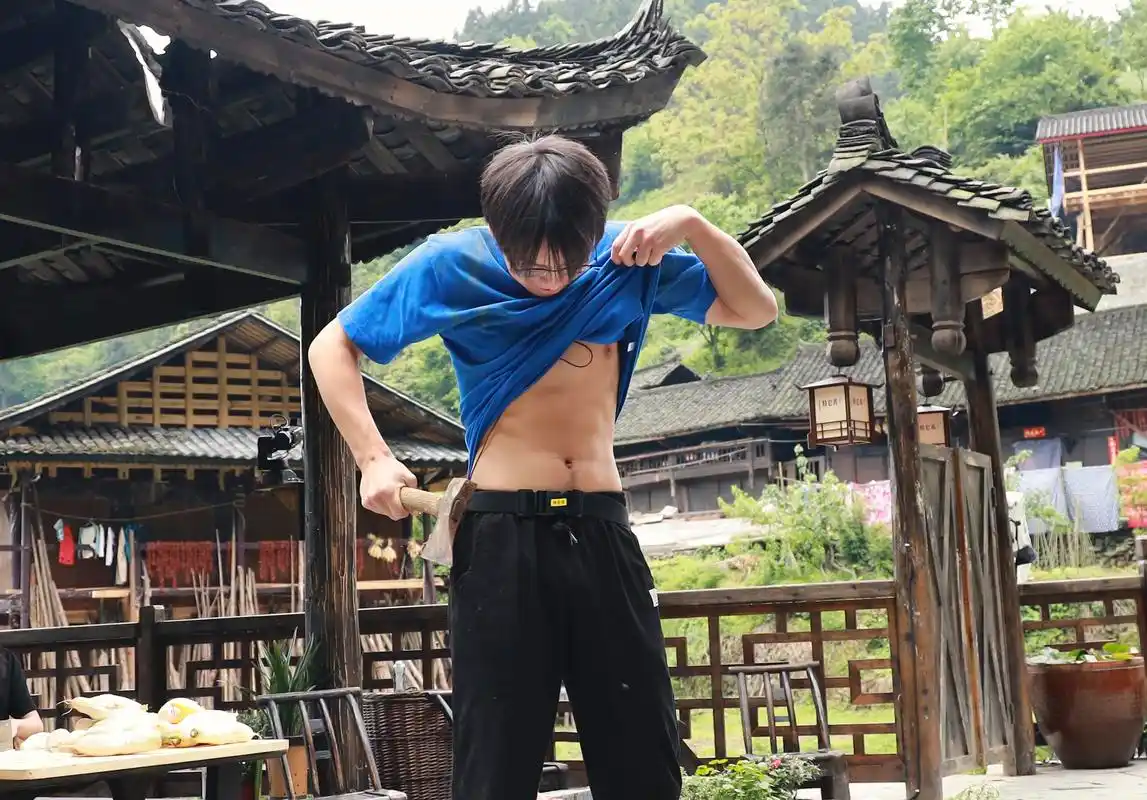 何炅微博晒的腹肌照竟是彭昱畅,之前因长胖上热搜的彭彭瘦了?