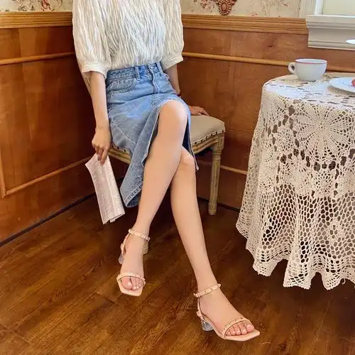 2021夏季新款铆钉露趾凉鞋女韩版百搭一字带方头透明水晶粗跟时尚