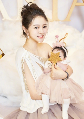 安以轩产后3月开工,身材苗条神采奕奕,当豪门阔太依旧不忘捞金