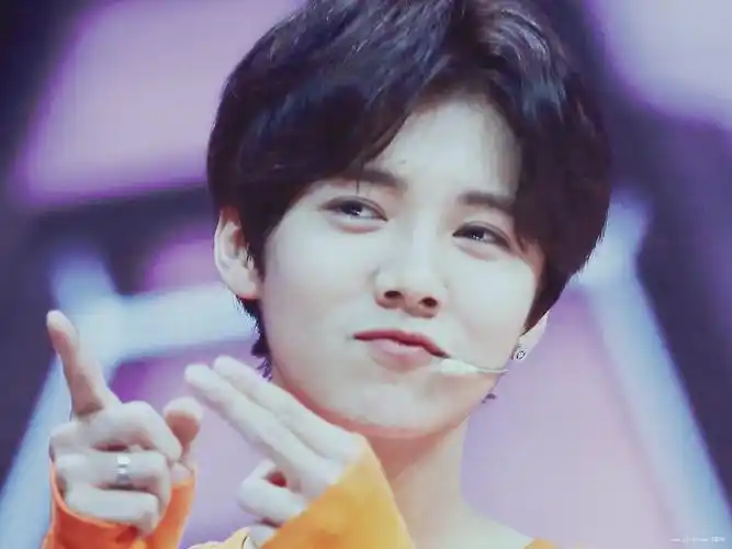 萌图:谁说我卖萌可耻,伦家可是一个纯爷们~へ~ - 鹿晗 - zeze!啧啧