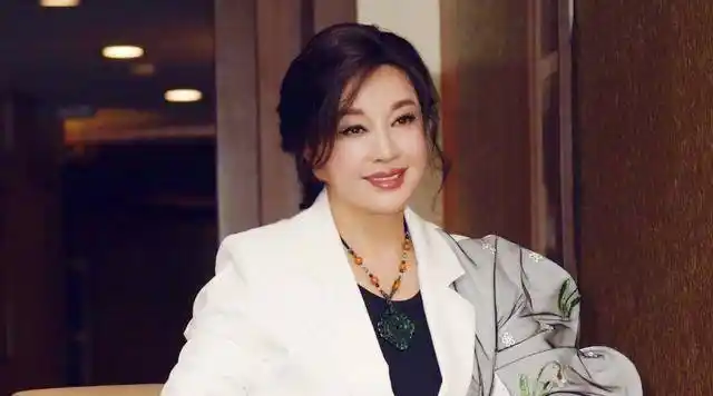 65岁刘晓庆晒豹纹衣照片,皮肤白皙身材好,7年婚姻无子也幸福_王晓玉