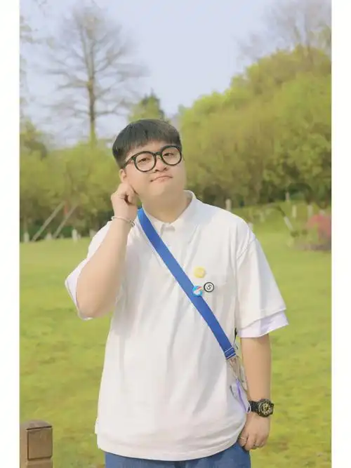 190斤胖胖男生白色polo衫