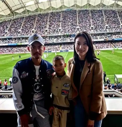 林丹晒全家福!43岁谢杏芳戴玉石吊坠彰显贵气,7岁儿子又长高了