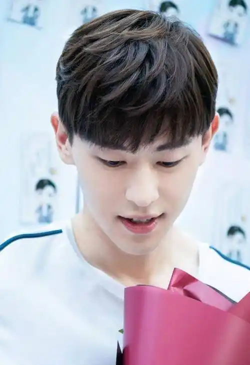 邓伦新照来了,爽朗笑容迷人帅气,大张伟对"社恐"偏爱有加!