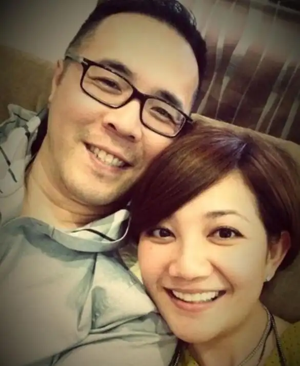 梁静茹首度公开承认与老公赵元同离婚摘下婚戒泪洒舞台