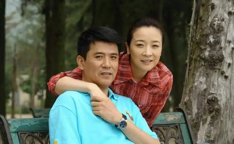 她是著名影视演员,却经常给自己的丈夫戴"帽子子",始终不分手_陈小艺