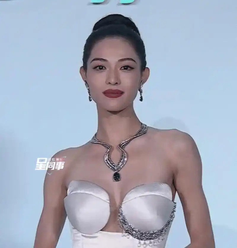 钟楚曦为了避免"走光"在礼服原本的"贝壳"上,多缝了一块布料,这也太