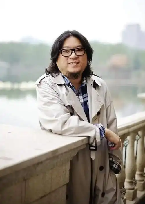 54岁高晓松近照曝光瘦身成功摘掉眼镜后网友直呼身体不适