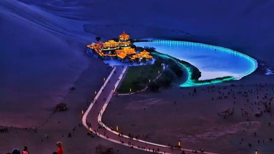 我们这里李大哥特意花了100元打滴去月牙湖拍了夜景,点赞!