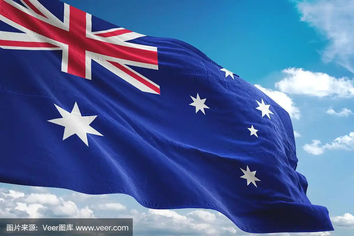 澳大利亚国旗飘扬孤立多云的天空背景