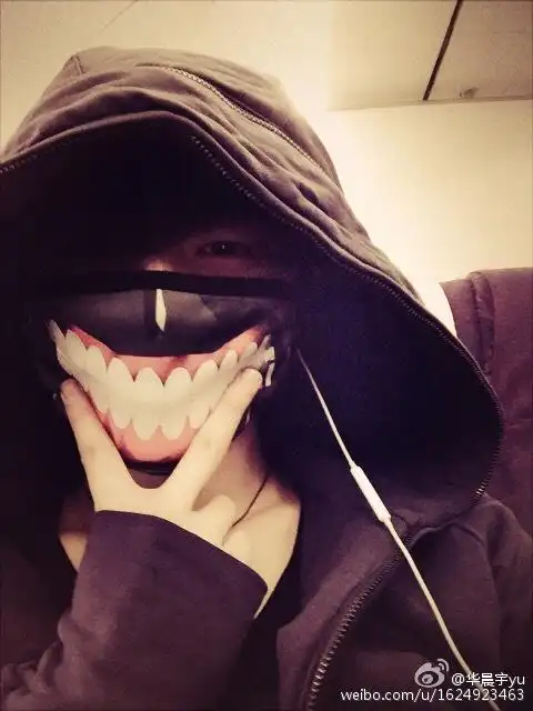 个性歌手华晨宇戴口罩帅气自拍图片 华晨宇图片
