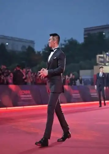 特种兵专业户任天野亮相红毯,183身材比例绝佳