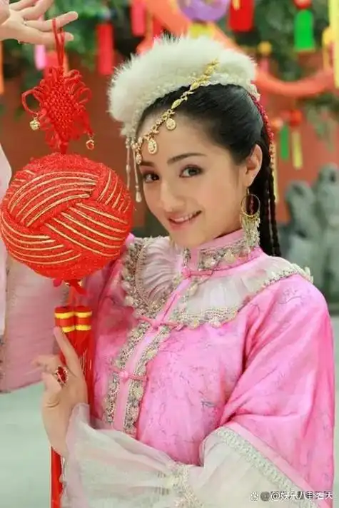 麦迪娜从小喜欢跳舞,她11岁那年,新疆著名的舞蹈家海丽且木·斯迪克回