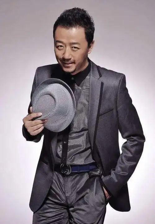 演员郭涛,去重庆拍戏时拍来一个老婆,结婚16年生两子