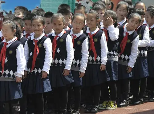 江苏省南京市,一所小学里身穿校服的小学生. 人民视觉 资料图