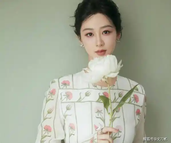 据了解,《我的莫格利男孩》是在2019年8月底播出的,而杨紫先后凭借