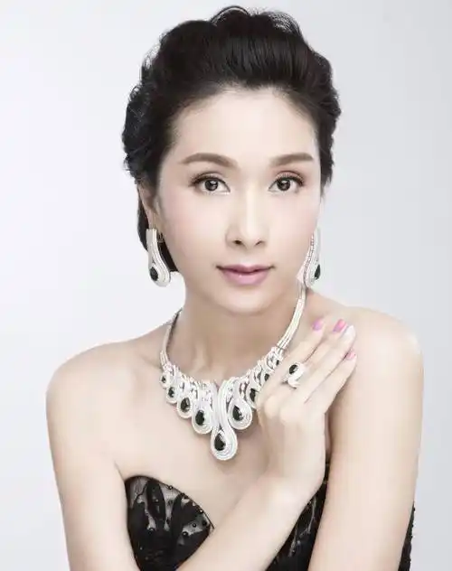 就在杨公茹发呆的时候,毛玉萍又开始撕扯她的衣服,拳打脚踢,一副绝对