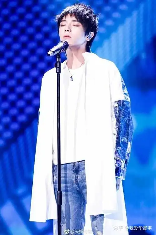 有哪些好看的华晨宇照片(无水印的)?